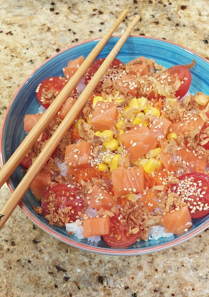 Una foto de Poke de Salmón