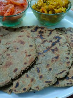 बाजरा की रोटी(Bajra ki roti recipe in Hindi) रेसिपी मुख्य फोटो