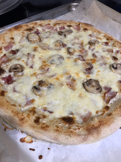 Una foto de Pizza carbonara