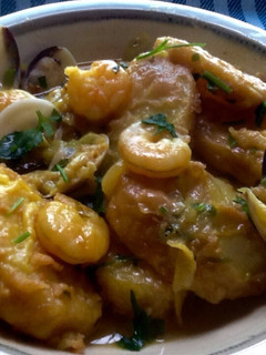 Una foto de Patatas a la importancia con gambas y almejas