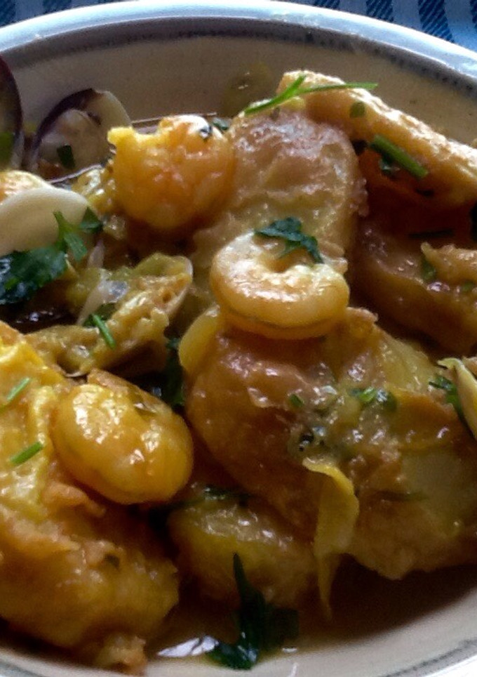 Una foto de Patatas a la importancia con gambas y almejas