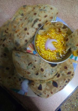 આલુ રોટી (Alu Roti Recipe In Gujarati) રેસીપી મુખ્ય ફોટો