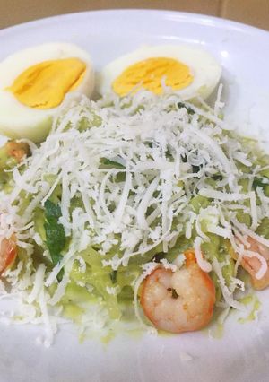 Foto resep Pasta Shirataki Prawns with Avocado Pesto / mie shirataki udang dan saus alpukat DEBM keto