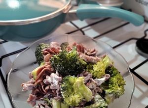 Una foto de Fideos de algarroba con brócoli Todo en crudo y sin colar