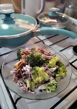 Una foto de Fideos de algarroba con brócoli Todo en crudo y sin colar