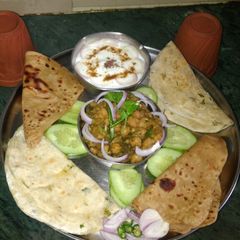 A picture of Chole with spinach.