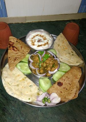 A picture of Chole with spinach.