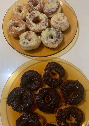 A picture of Ynielle’s Custard & Chocolate Custard Doughnuts.