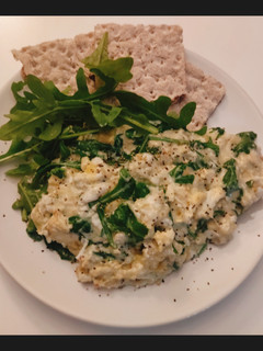 Φωτογραφία της συνταγής Αυγά "scrambled eggs" με ρόκα, ροκφόρ & μοτσαρέλα ✨στα γρήγορα✨