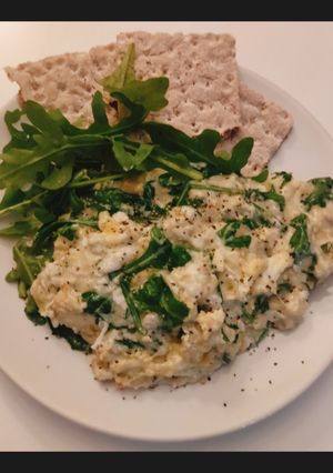 Φωτογραφία της συνταγής Αυγά "scrambled eggs" με ρόκα, ροκφόρ & μοτσαρέλα ✨στα γρήγορα✨