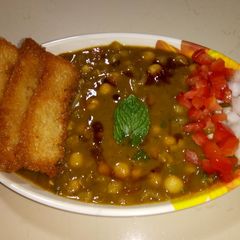 A picture of Ragda Chaat with fried bread sticks.