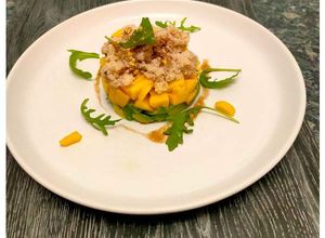 Une photo de Timbale de crabe, avocat et mangue