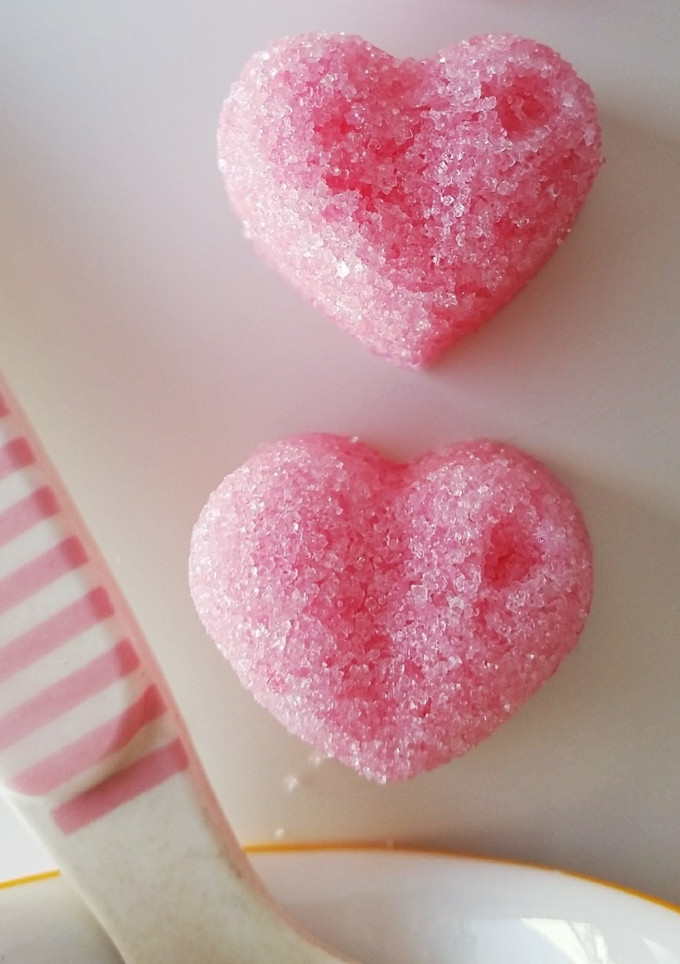 Una foto de Azucarillos divertidos (terrones de azúcar rosa)