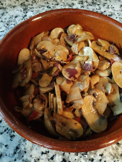 Una foto de Champiñones con jamón y cecina