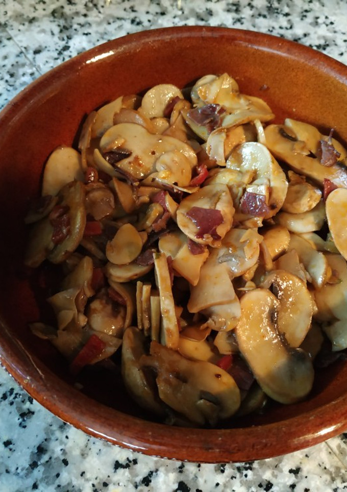 Una foto de Champiñones con jamón y cecina