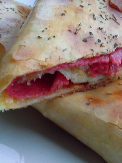 Una foto de Strombolli de salami