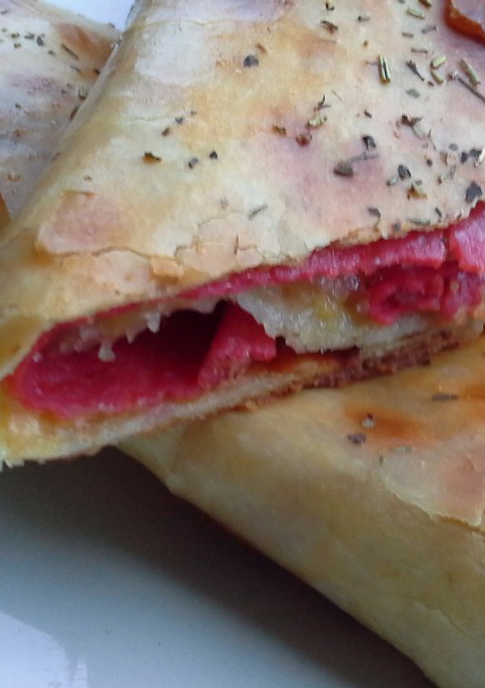 Una foto de Strombolli de salami