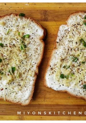 চিজি গার্লিক চিলি টোস্ট (cheesy garlic toast recipe in Bengali) রেসিপির প্রধান ছবি