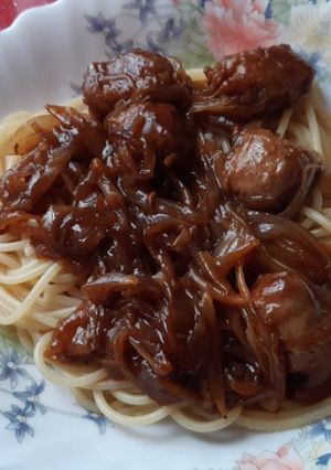 Una foto de Espaguetis con butifarra al Pedro Ximénez y cebolla caramelizada