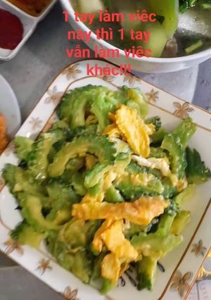 Hình của món Mướp đắng xào trứng.