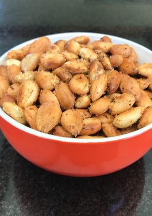 Una foto de Almendras tostadas al merkén, ajo y hierbas