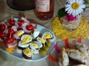 Una foto de pinchos con huevo duro