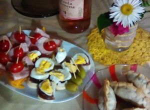 Una foto de Pinchos de fiambre y empanadas copetín 🍡🥟🥂