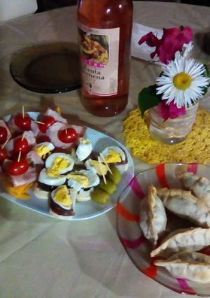 Una foto de Pinchos de fiambre y empanadas copetín 🍡🥟🥂