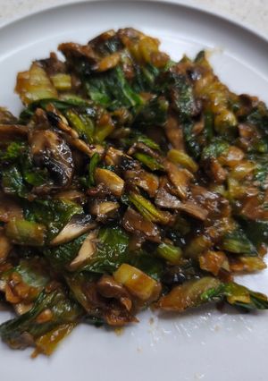 Una foto de Pak Choi con champiñones