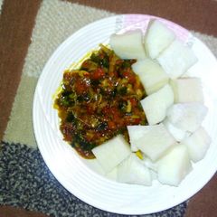 A picture of Boiled yam & sauce.