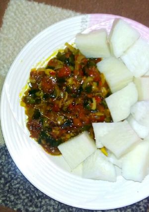 A picture of Boiled yam & sauce.
