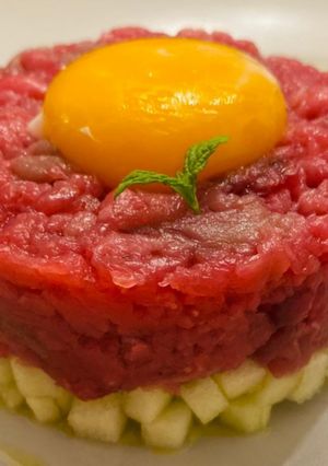 Foto di Tartare di scottona, mela verde e tuorlo d'uovo