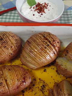 Una foto de Patatas al estilo Hasselbak con salsa