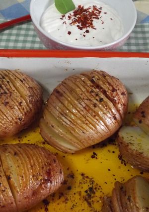 Una foto de Patatas al estilo Hasselbak con salsa