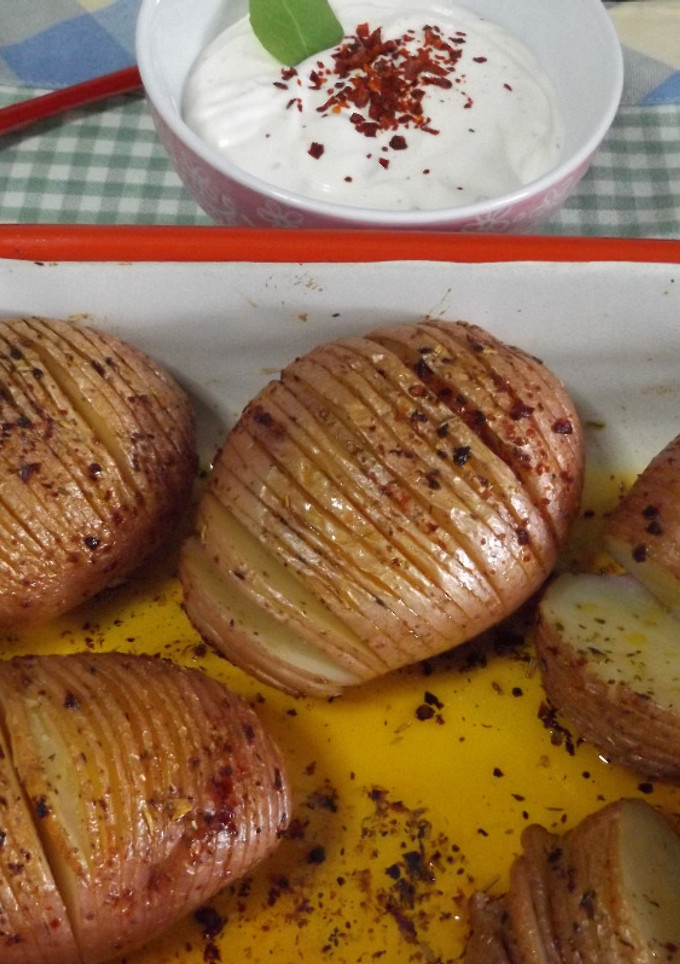 Una foto de Patatas al estilo Hasselbak con salsa