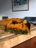 Tarta de espinaca, acelgas y tallos de remolacha con puré de calabacín y base de quinoa SIN GLUTEN