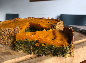 Una foto de Tarta de espinaca, acelgas y tallos de remolacha con puré de calabacín y base de quinoa SIN GLUTEN