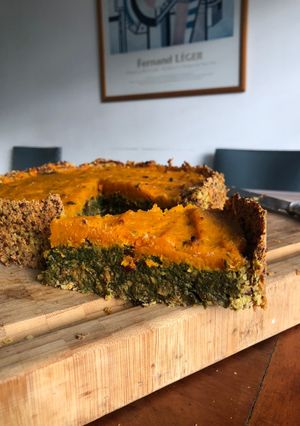 Una foto de Tarta de espinaca, acelgas y tallos de remolacha con puré de calabacín y base de quinoa SIN GLUTEN