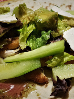 Una foto de Fajita con Ensalada, Pollo rebozado, Pepino, Aguacate y Queso Crema