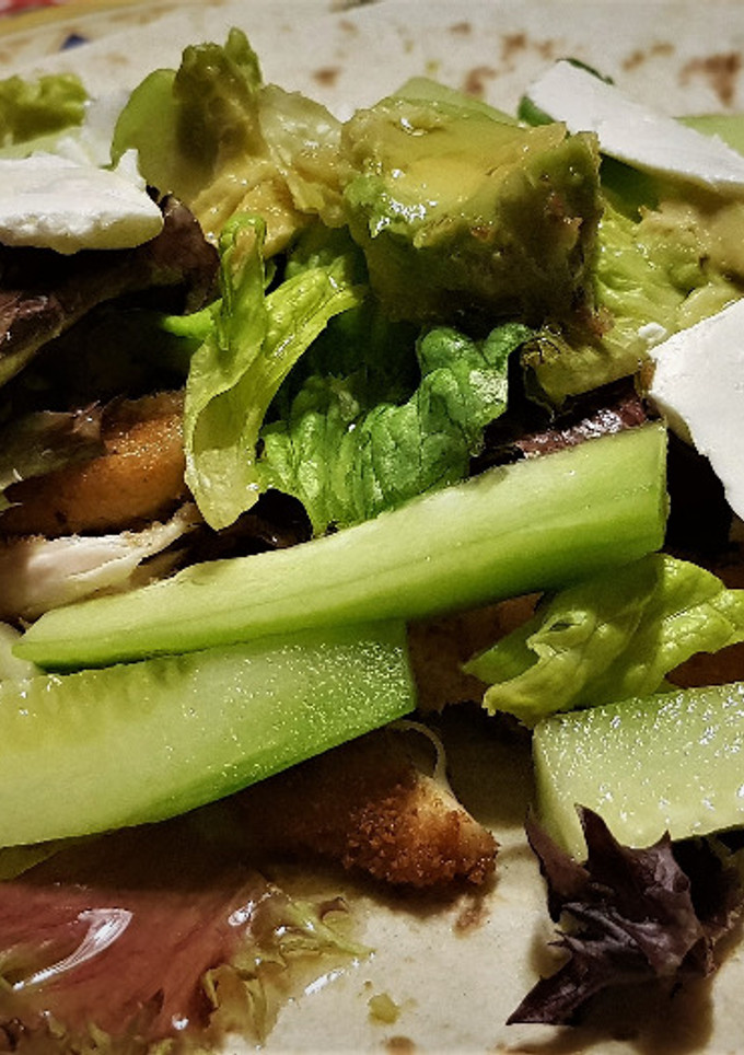 Una foto de Fajita con Ensalada, Pollo rebozado, Pepino, Aguacate y Queso Crema