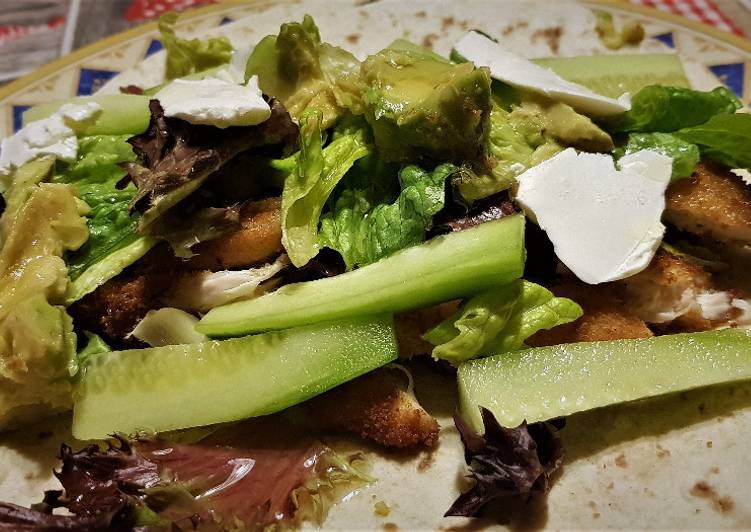 Fajita con Ensalada, Pollo rebozado, Pepino, Aguacate y Queso Crema
