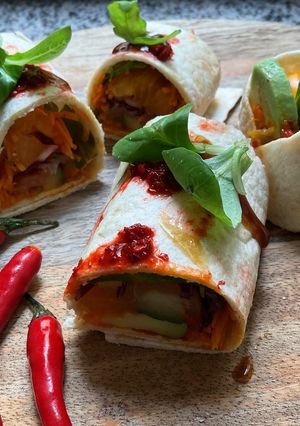 Une photo de 🥗🌮🌽wraps🥑 saumon 🍣 légumes de saison 🌶️🫑🍂