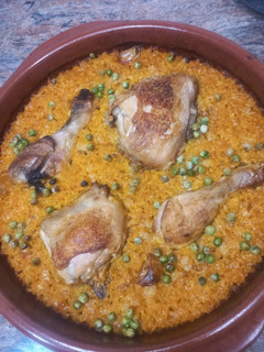Una foto de Arroz con pollo al horno 🥘