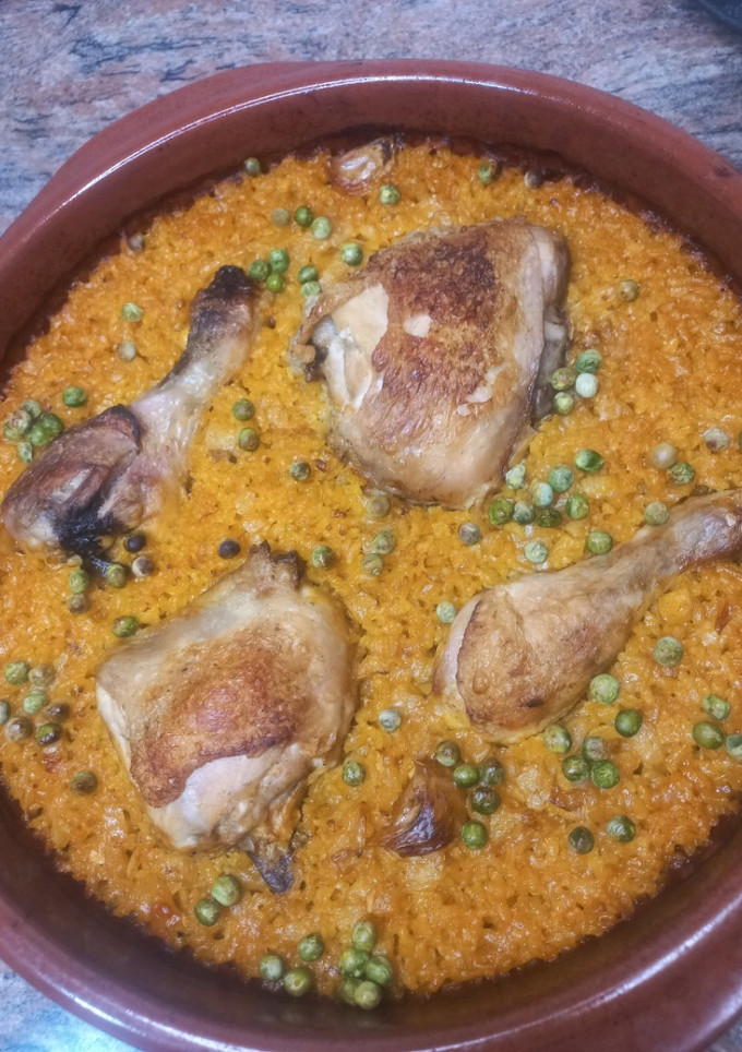 Una foto de Arroz con pollo al horno 🥘