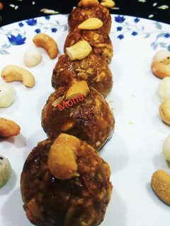 गुड के ड्राई फ्रूट लडडू (Gud ke dry fruit Laddu recipe in Hindi) रेसिपी मुख्य फोटो