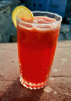 A picture of Watermelon juice with jam-e-sheren.