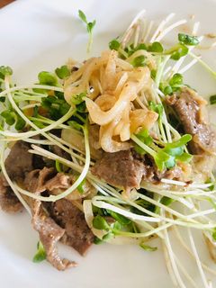Hình của món Cải mầm trộn thịt bò.