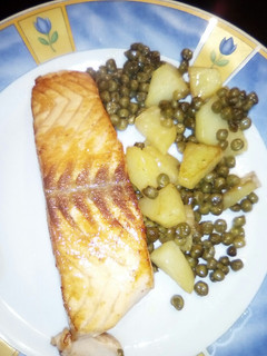 Una foto de Salmón a la plancha con guarnición