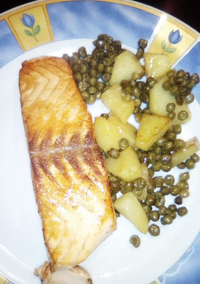 Una foto de Salmón a la plancha con guarnición