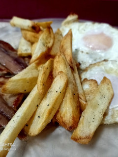 Una foto de Un clásico, huevos fritos con patatas y lomo